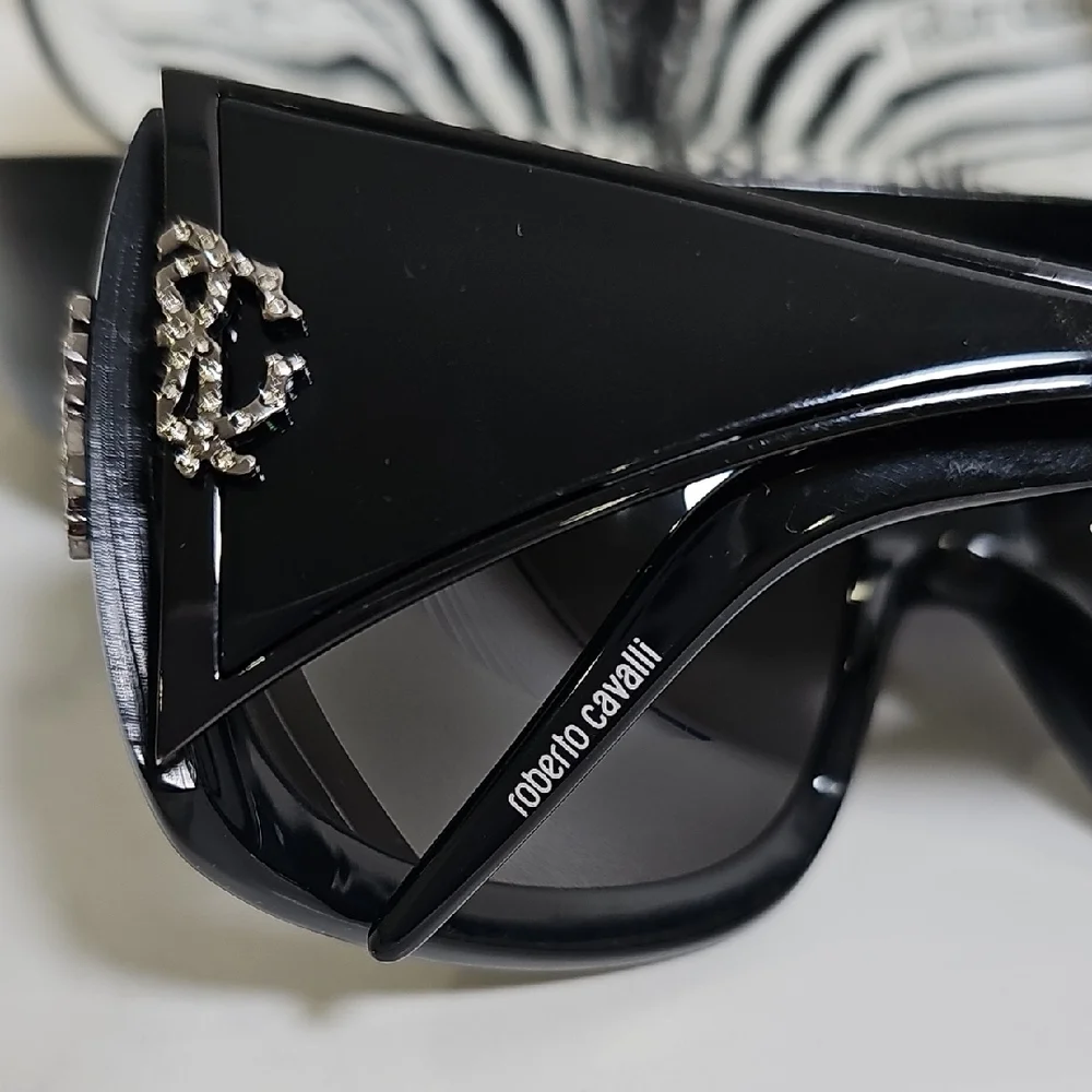 Roberto Cavalli Black Sunglasses with a Black Hard Case - Picture 2 of 9